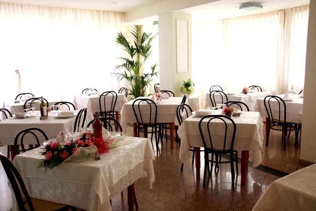 Hotel Astrid Cervia Dış mekan fotoğraf