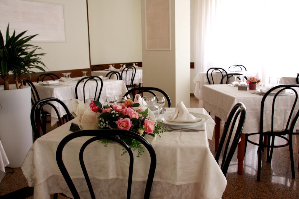Hotel Astrid Cervia Dış mekan fotoğraf